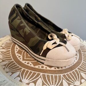 COUGAR Women's Wedge SHOES Sneakers GREEN Camo Size 7M